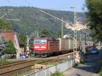 Durch Wehlen (Schs. Schweiz) fhrt ein aus Tschechien kommender Containerzug gezogen von 180 003 - 7.09.2005

