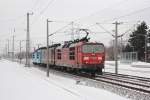 Kndel im Dreierpack gab es am 19.12.2010 in Heidenau. An der Spitze fhrt 180 017-6, dahinter eine unbekannte 180er in Reichsbahnfarben und am Schluss die blaue 372 010-9. 