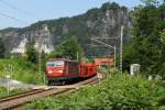 Mit einem leeren Autozug durchfhrt 180 012-7 das Elbtal bei Rathen Richtung Tschechien.