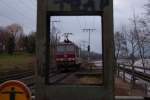 Aus einer sicheren Stellung beobachtete ich diesen kurzen Signalhalt der 180 011 in Dresden-Cotta. 02.02.2013