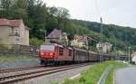 Am 03.07.13 fuhr 180 13 mit einem Schiebewandwagenzug durch Knigstein Richtung Decin.