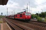 180 015-0 kommt am 30.08.2014 mit einem langem Ganzzug tschechischer Automobile durch Dresden-Reick gefahren.