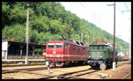 Die historische E 44046 trifft am 18.5.1996 um 08.47 Uhr im Bahnhof Bad Schandau auf die aus tschechischer Produktion stammende DB E-Lok 180019.