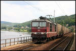 DB 180006-9 ist hier am Elbufer in Königstein am 27.8.2006 mit einem Container Zug in Richtung Dresden unterwegs.