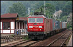 DB Railion 180002-8 kommt hier mit einem Containerzug in Richtung Dresden am 2.6.2007 durch den Bahnhof Königstein im Elbtal.