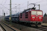 09. April 2013, Ein Güterzug mit einer Ladung PKWs aus Tschechien, gezogen von der Skoda-Zweisystemlok 180 008, fährt durch den Haltepunkt Dresden-Reick in Richtung Dresden-Hauptbahnhof.