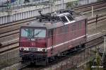 Mit DR-Patina - Ganz im ergrauten Reichsbahn-Rot hat DB BR180 gerade einen EC aus Tschechien nach Dresden Hbf gebracht und wartet nun auf neue Aufgaben (11.11.2009)