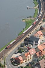 Eine BR 180 mit gemischtem Güterzug hat soeben den Bahnhof Königstein in der sächsischen Schweiz durchfahren.