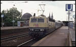 Die Mehrsystem Lok 181212 fährt hier am 13.8.1994 um 15.54 Uhr mit einer SNCF Wagen Garnitur vom Hauptbahnhof kommend in Köln Deutz ein.