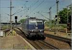 Die blaue DB 181 208-0 erreicht mit einem IC nach Paris Est (via Saarbrücken) Mannheim Hbf. 

26. August 1991