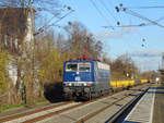 SEL 181 204 fährt mit einem Schotterzug durch Rheinhausen Ost Richtung Krefeld. Am 05.12.2020