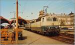 Die DB 181 220-5 verlässt mit einem aus SNCF Wagen gestehenden Zug den Bahnhof von Strasbourg in Richtung Offenburg. 

Analogbild vom September 1992