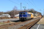 SEL 181 204 mit einem Begleiterwagen am 26.02.2022 auf der Fahrt von Mukran nach Neumünster.