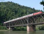 181 207-2 mit dem IC 435 nach Norddeich Mole  auf der Moselbrcke in Bullay 30.7.08