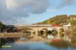 Lok181 ohne Pantograf an der Oberleitung (wegen Stromumschaltung) mit IC339  am Haken vor herbstlicher Kulisse auf der Grenzbrcke Wasserbillig.