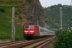 Die Frankfurter 181 220 ist am 9. September 2009 bei Hatzenport unterwegs mit dem IC 332 von Norddeich Mole nach Luxembourg.