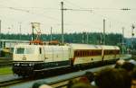 181 213-0 mit TUI-Ferienexpress auf der Fahrzeugparade  Vom Adler bis in die Gegenwart , die im September 1985 an mehreren Wochenenden in Nrnberg-Langwasser zum 150jhrigen Jubilum der Eisenbahn in Deutschland stattgefunden hat.