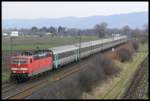 Auch nasskaltes Wetter macht der 181 208 nichts aus, sie durchfhrt am 30.12.2006 pnktlich mit dem EC 54 die Brcke bei Grosachsen-Heddesheim.