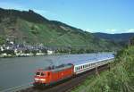 181 209 mit IC 2336 nach Trier am Moselufer gegenber von St.Aldegund, 09.06.2003.