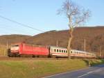 181 215 am 7.3.11 im letzten Sonnenlicht mit dem IC 132 in Winningen.