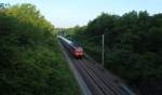 Frh aufstehen, sollte wer den IC 131 Luxemburg - Emden Aussenhafen in Luxemburg ablichten mchte. Da der Zug Luxemburg bereits um 6h20 verlsst, ist er eh nur in den Sommermonaten fotografierbar.

Besonderheit dieses IC: Um den morgendlichen RE- und RB-Verkehr auf der Strecke via Sandweiler nicht zu stren, fhrt der IC ber die Gterumgehungsbahn Luxemburg Sd-Syren-Oetrange. Der Zug passiert hier eine Brcke zwischen Alzingen und Syren an besagter Gterumgehungsbahn.
Am 28.Juni 2011 hatte 181 219-7 die Ehre den IC nach Koblenz zu bringen, von wo er weiter ans Meer fhrt.
