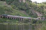 Die 181 201 zieht am 19.8.11 den IC 132 ber das Hangviadukt in Pnderich.