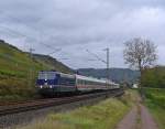 Die blaue 181 201-5 zieht den IC 136 Emden - Luxemburg am 11.10.2011 durch Pommern (Mosel)