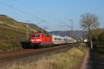 181 223 mit IC 134 auf der Moselstrecke bei Pommern. 22.10.2011.