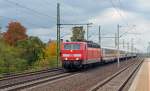 181 214 passiert am 20.10.13 mit dem IC 1958 Leipzig-Frankfurt den S-Bahnhof Dieskau.