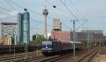 Mit dem an diesem Tag ziemlich kurzen PbZ 2477 passiert 181 201-5 vor der Kulisse der Düsseldorfer Hafencity am 25.05.2014 Düsseldorf-Hamm
