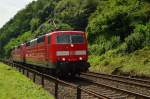 Linksrheinisch bei Kaub, unweit des Bü Grube Rhein kommt die 181 213-0 mit ihrer Schwesterlok 181 214-8 als Lokzug in Richtung Koblenz gefahren.