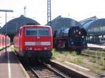 Treffen der Generationen: Whrend 181 216 auf einem Abstellgleis in Karlsruhe Hbf auf einen neuen Einsatz wartet, hat 01 509 gerade einen Sonderzug bernommen.