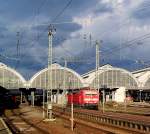 181 204 steht fr den abendlichen EC nach Strabourg abgebgelt im Karlsruher HBF. Links und rechts sieht man die Auswirkungen der VRN S-Bahn: Rechts ein ET 425 als S3 nach Germersheim, links ein ET 425 als RB 2 nach Mannheim - die RB 2 soll ab 2011 als S-Bahn verkehren, 25.03.2008.