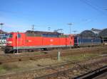 Hauptbahnhof Karlsruhe am 08.01.2005, westlich der Halle. Hier sind sehr oft Loks der Baureihe 181 anzutreffen, die EC's nach Frankreich bringen bzw. von dort holen. Auf dem Bild sind 181 214  Mosel  in verkehrsrot sowie 181 201 im guten alten Blau zu sehen. Jeder mag fr sich entscheiden, welche Farbe den Loks besser steht.
