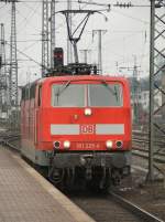 Hier wartet die 181 225-4 darauf an den bereits eingelaufenen IC nach Luxenburg angekuppelt zu werden.Hbf.Koblenz am 28.01.2005