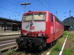 Die orientrote, aber doch einem Flickenteppich hnelnde 181 215 wartet im Karlsruher Hauptbahnhof auf neue Aufgaben. (15.August 2009)