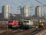 Whrend 181 211-4  Lorraine  inmitten der Bauarbeiten im Stuttgarter Gleisvorfeld auf den abendlichen Einsatz wartet, rangiert 120 118-5 zwischen Hbf und Betriebshof.