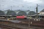 Vor der imposanten Kulisse des Karlsruher Hbf steht am 27.3.2010 die schon sehr ramponiert aussehende orientrote 181 218-9 abgestellt.