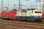 Die 101 133-7 zieht 181 211-4 Lorraine durch Frankfurt a.M.