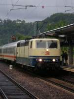 181-211 (Taufname:  Lorraine ) fhrt mit IC 2335 (Trier Hbf - Norddeich Mole) am Haken in den Umweltbahnhof Bullay ein.