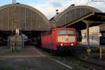 Nachdem die 101 065-1 weg ist rangiert nun die orientrote 181 213-0  Saar  an den IC 360 heran. Aufgenommen am 17.08.2011 in Karlsruhe Hbf.