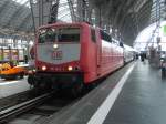 Die orientrote 181 203-1 mit DB-Schrze steht am 29.3.07 mit einem EC in Frankfurt Hbf.