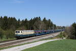 181 211 von  SEL  mit einem leeren Autozug aus Salzburg kommend am 20. April 2022 bei Grabenstätt im Chiemgau.
