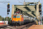 Northrail 1142 579 überquert mit einem Sonderzug nach Hegyeshalom die Donau in Wien.