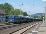 1142.562-6 der SVG f�hrt am sonnigen 8. August mit einem >Autozug von Altmann durch Kreiensen.