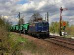 Die 1142 635 mit einem Getreidezug am 21.04.2012 unterwegs bei Pleinting.