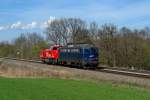 1142 579 und eine Diesellok am 03.04.2011 unterwegs bei Hilperting.