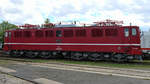 Die Elektrolokomotive 251 012-1 stand Mitte August 2018 im Eisenbahnmuseum Weimar.