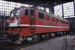 Die Steilstreckenlok 171 014 - noch bordeauxrot - am 15.08.1992 im Schuppen des Bw. Blankenburg.
