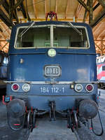 Die 1965 gebaut Elektrolokomotive 184 112-1 war Anfang Juni 2019 im Europahaus des Bahnparkes in Augsburg ausgestellt.